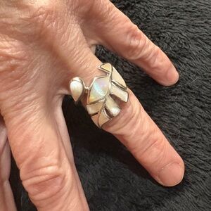 Silver (925) Beautiful Feather/Leaf Mother of Pearl Ring. 
So Pretty!